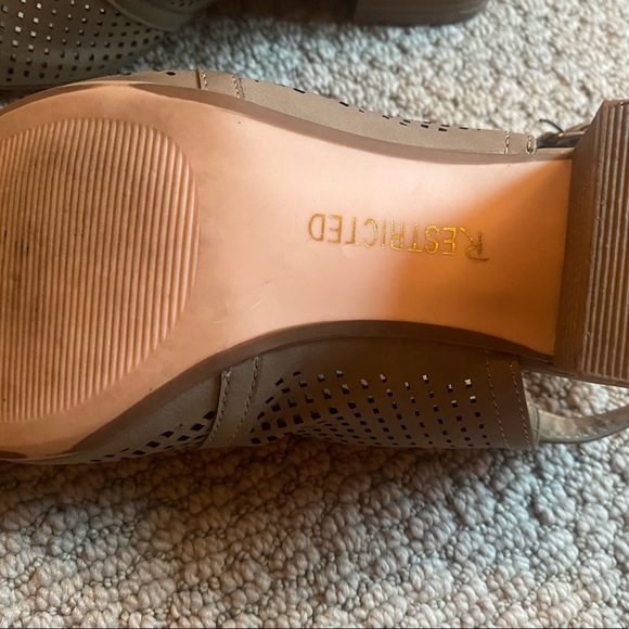 Stacked heel open toe taupe sandals size 9 - Picture 4 of 7